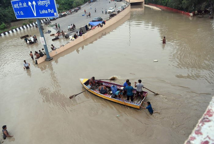 दिल्ली में यमुना नदी का जलस्तर घटा, लेकिन ITO और राजघाट तक पंहुचा पानी, देखें वीडियो