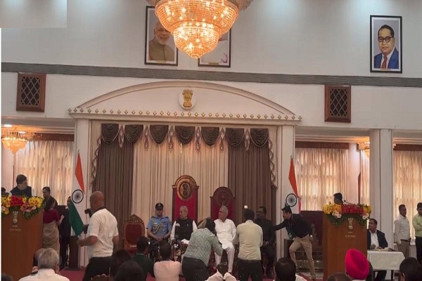 सीएम भूपेश बघेल की मौजूदगी में मरकाम ने ली मंत्री पद की शपथ, राजभवन में राज्यपाल ने दिलाई शपथ
