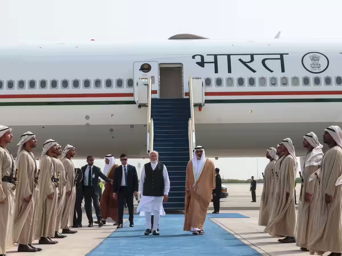 प्रधानमंत्री मोदी एक दिवसीय यात्रा पर संयुक्त अरब अमीरात पहुंचे, एयरपोर्ट पर हुआ भव्य स्वागत