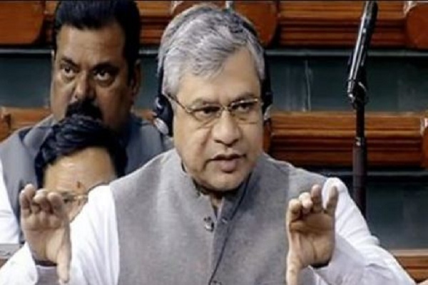रेल मंत्री ने संसद को दी जानकारी : वंदे भारत ट्रेनों पर पत्थर फेंके जाने से रेलवे को 55 लाख रुपये से अधिक का नुकसान