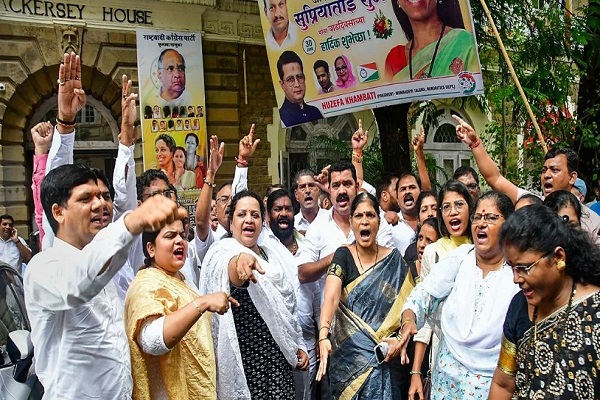 महाराष्ट्र : एनसीपी समर्थकों का फूटा गुस्सा, शिंदे सरकार में शामिल नेताओं के पोस्टरों पर पोती काली स्याही