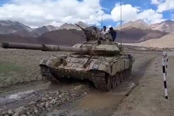 भारतीय सेना का चीन को कड़ा संदेश : पूर्वी लद्दाख में भारी हथियारों के साथ किया अभ्यास, गरजे टैंक