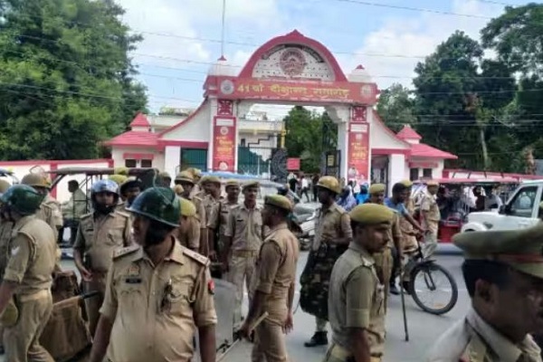 गोरखुपर विवि : कुलपति-रजिस्‍ट्रार से मारपीट में 8 छात्र भेजे गए जेल, छावनी में तब्दील डीडीयू