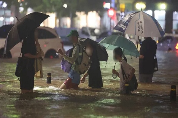 दक्षिण कोरिया में मूसलाधार बारिश के कारण भूस्खलन और बाढ़ से सात लोगों की मौत