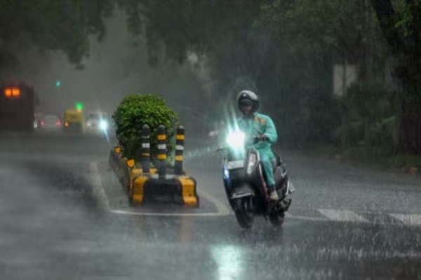 दिल्ली में फिर तेज बारिश का झोंका, कई इलाकों में भरा पानी, अलर्ट जारी