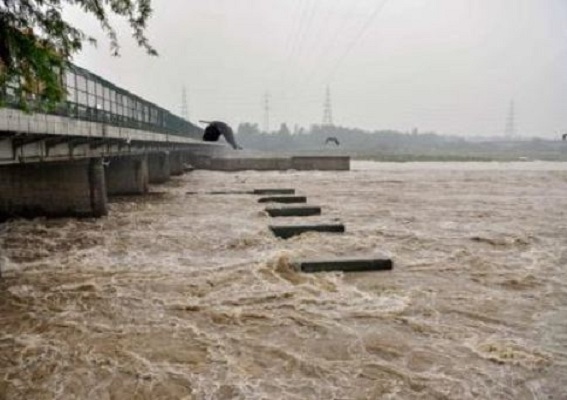 दिल्ली : यमुना नदी का जलस्तर उच्चतम स्तर पर, 45 वर्षों का रिकॉर्ड टूटा, बाढ़ग्रस्त इलाकों में धारा 144 लागू