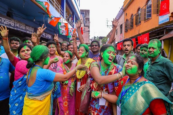 पश्चिम बंगाल पंचायत चुनाव : सत्तारूढ़ टीएमसी का जलवा बरकरार, दूसरे नंबर पर चल रही भाजपा काफी पीछे