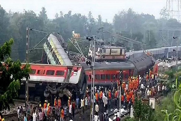 बालासोर ट्रेन हादसा : रेलवे ने 7 कर्मचारियों को किया निलंबित, सीबीआई द्वारा गिरफ्तार तीनों कर्मचारी भी शामिल