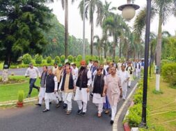 भाजपा नेताओं का राजभवन मार्च