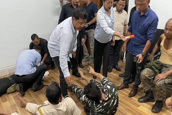 मेघालय में मुख्यमंत्री के दफ्तर पर भीड़ का हमला, 5 सुरक्षाकर्मी घायल   