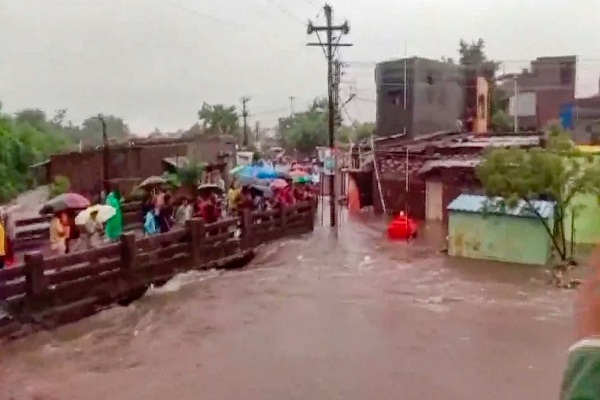 महाराष्ट्र : यवतमाल में भारी बारिश से बाढ़ जैसे हालात, फंसे 45 लोगों को बचाने के लिए वायुसेना का हेलीकॉप्टर बुलाया गया