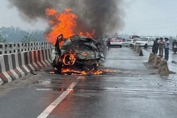 सहारनपुर में सड़क हादसा : देहरादून-अंबाला हाईवे पर ट्रक की टक्कर से कार में लगी आग, दो दम्पति जिंदा जले