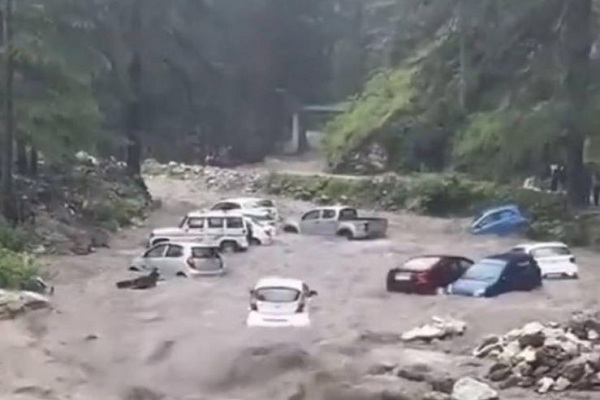 हिमाचल प्रदेश : मूसलाधार बारिश के बीच भूस्खलन से कई घर बर्बाद, मनाली-चंडीगढ़ राष्ट्रीय राजमार्ग अवरुद्ध