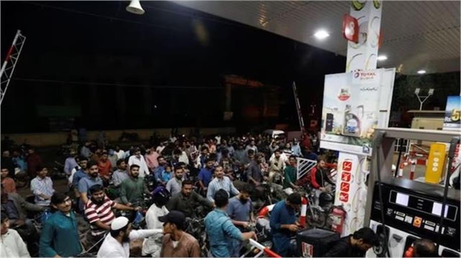 पाकिस्तान में फिर फूटा महंगाई का बम, आधी रात बढ़ाए पेट्रोल के दाम, आवाम में मची हाहाकार
