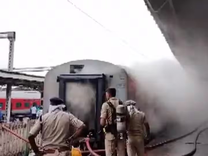 उद्यान एक्सप्रेस ट्रेन में लगी आग, मुंबई से आई थी बेंगलुरु, फायर ब्रिगेड की टीम मौके पर मौजूद