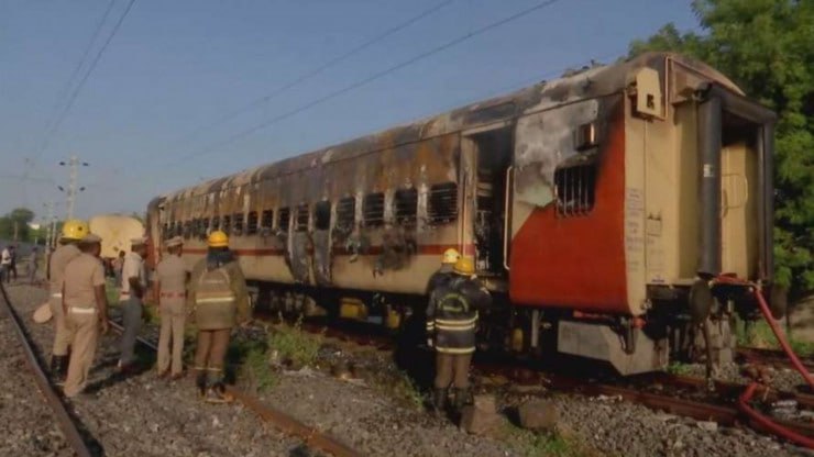 तमिलनाडु: मदुरै रेलवे स्टेशन पर खड़ी ट्रेन के कोच में आग से लगने से 10 की मौत, सीएम योगी जताया दुख