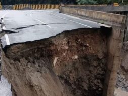 उत्तराखंड में भूस्खलन जारी