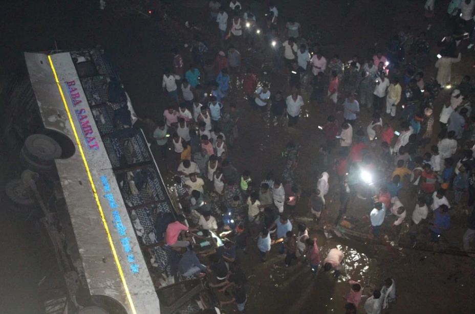 झारखंड : गिरिडीह में यात्री बस बराकर नदी में पलटी, तीन यात्रियों की मौत, 20 घायल