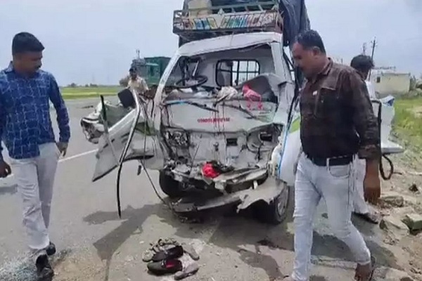 गुजरात : अहमदाबाद-बागोदरा हाईवे पर मैजिक ने खड़े ट्रक में मारी टक्कर, चोटिला से लौट रहे 10 लोगों की मौत