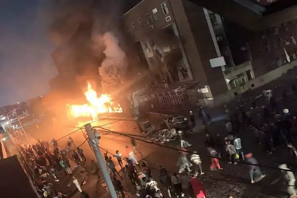 दक्षिण अफ्रीका : जोहानेसबर्ग की 5 मंजिला इमारत में लगी भीषण आग, 63 लोगों की दर्दनाक मौत, 43 अन्य झुलसे