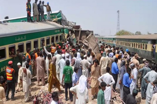 पाकिस्तान : सिंध में ट्रेन हादसा, हजारा एक्सप्रेस की 10 डिब्बे पटरी से उतरे, 25 लोगों की मौत, 80 से ज्यादा घायल
