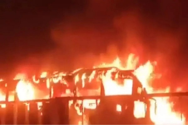 पाकिस्तान : पिकअप वैन से टक्कर के बाद बस में लगी आग, 16 यात्रियों की मौत, 11 घायल