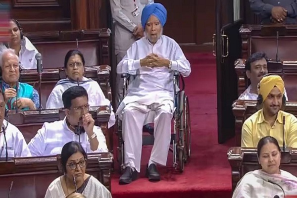 बीमार मनमोहन सिंह को संसद में लाने पर भड़की भाजपा, कांग्रेस और AAP ने दी संविधान की दुहाई
