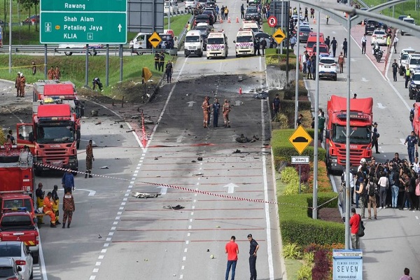 मलेशिया : कुआलालम्पुर में एक्सप्रेसवे पर लैंडिंग के दौरान क्रैश हुआ चार्टर प्लेन, 10 लोगों की मौत