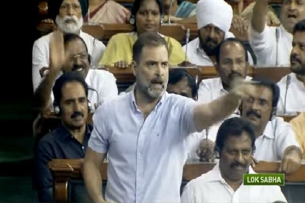राहुल गांधी ने अब संसद में दिया फ्लाइंग किस, कई महिला सांसदों ने स्पीकर को दी शिकायत