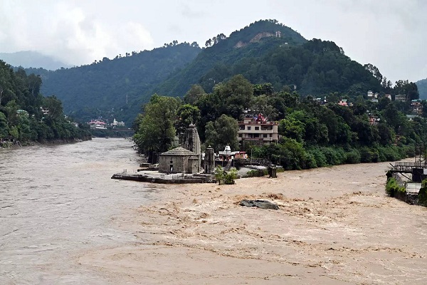 पहाड़ी राज्यों में बारिश का कहर जारी : हिमाचल में मृतक संख्या 29 तक पहुंची, उत्तराखंड में रोकी गई चार धाम यात्रा