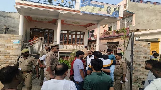 केंद्रीय मंत्री कौशल किशोर के घर में गोली लगने से भाजपा नेता की मौत, मंत्री के बेटे की पिस्टल से हुआ फायर