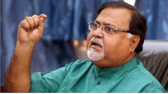 बंगाल: पूर्व मंत्री पार्थ चटर्जी की बढ़ी मुश्किलें, सीबीआई को आरोपपत्र में नाम शामिल करने की मिली मंजूरी