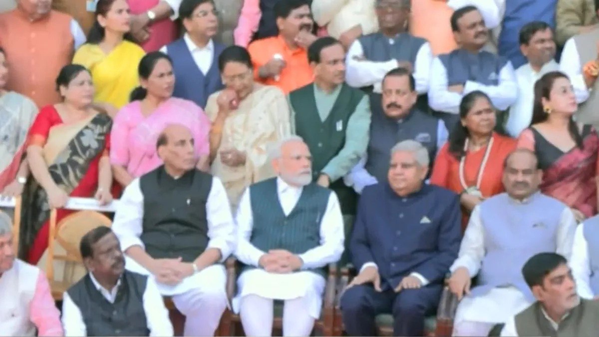 संसद सत्र से पहले सदस्यों का ग्रुप फोटो सेशन, पहली पंक्ति में प्रधानमंत्री मोदी के साथ मौजूद थे ये दिग्गज