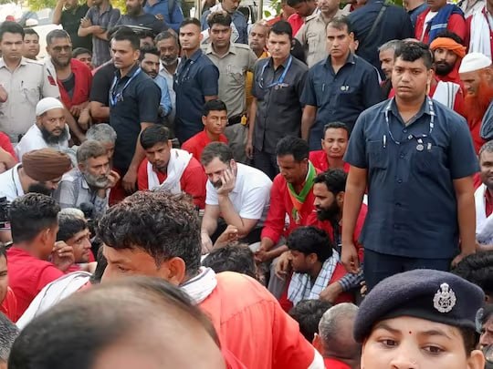 राहुल गांधी बने ‘कुली’, सिर पर उठाया यात्रियों का सामान, रेलवे स्‍टेशन पर की कुलियों से मुलाकात