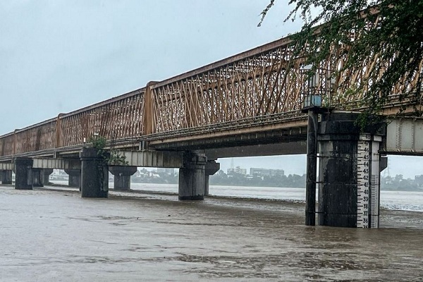 गुजरात में नर्मदा नदी का जलस्तर घटने के बाद मुंबई-अहमदाबाद मार्ग पर ट्रेन यातायात बहाल