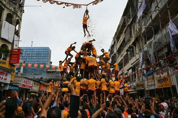 महाराष्ट्र : मुंबई में दही हांडी उत्सव की धूम, मानव पिरामिड बनाते समय 35 गोविंदा घायल