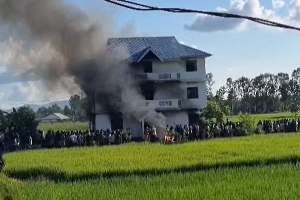 मणिपुर : 2 छात्रों की हत्या से नाराज भीड़ ने भाजपा के मंडल कार्यालय में लगाई आग