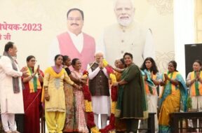 भाजपा महिला मोर्चा ने पीएम मोदी का अभिनंदन किया