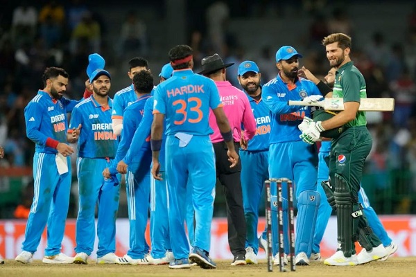 एशिया कप : विराट व राहुल के शतकीय प्रहारों के बाद कुलदीप की अचूक गेंदबाजी, भारत ने पाकिस्तान को 228 रनों से रौंदा