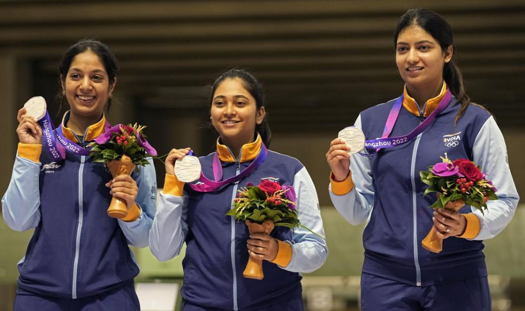 हांगझू एशियाई खेल : पहले दिन भारत को 5 पदक, महिला फुटबॉल व पुरुष वॉलीबॉल में पदक दौड़ से बाहर