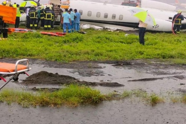 मुंबई हवाई अड्डे पर भारी बारिश के बीच रनवे से फिसला विमान, तीन घायल