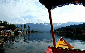 श्रीनगर : पर्यटन को बढ़ावा देने के लिए डल झील में वॉटर जॉरबिंग शुरू की गई,एक अन्य यात्री ने अपना अनुभव साझा करते हुए कहा कि