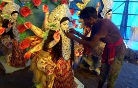 नवरात्र के लिए देश भर में मूर्तियां बनाने में जुटे कारीगर, महंगाई से परेशान