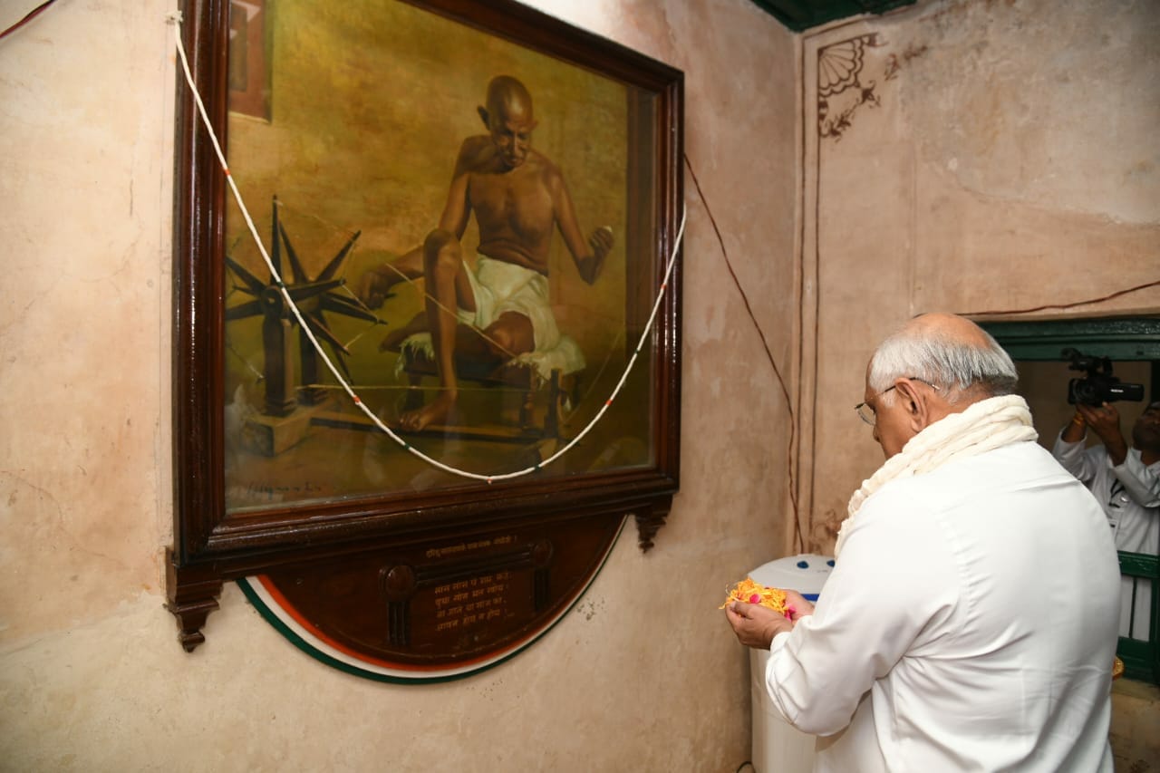 गुजरातः मुख्यमंत्री भूपेंद्र पटेल ने पोरबंदर के कीर्ति मंदिर में महात्मा गांधी को श्रद्धांजलि दी