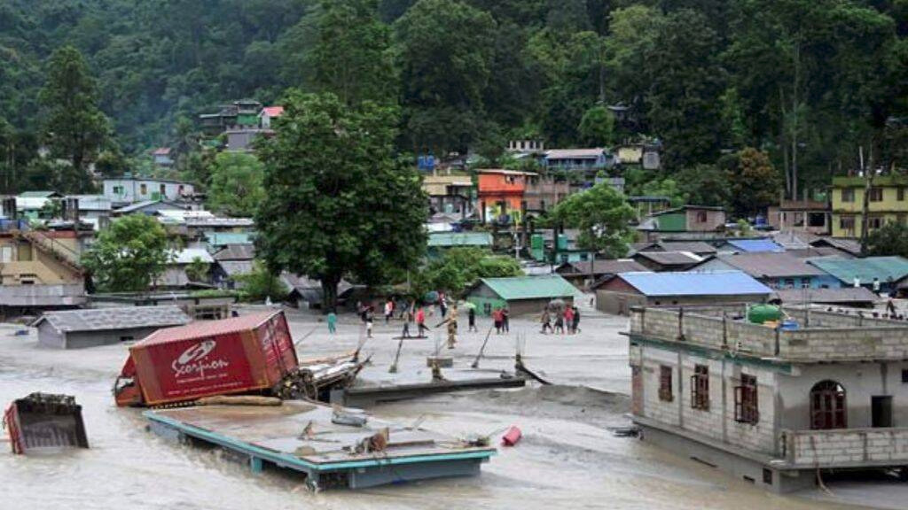 Sikkim Flash Floods: सिक्किम में अचानक आई बाढ़ से 14 लोगों की मौत, 102 लापता