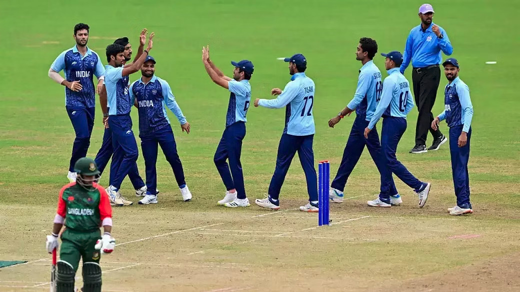 Asian Games 2023 : बांग्लादेश को नौ विकेट से हराकर भारत पुरुष क्रिकेट के फाइनल में