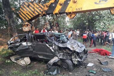 झारखंड में पुल से गिरी कार, एक ही परिवार के पांच लोगों की मौत