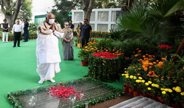 इंदिरा गांधी पुण्यतिथि आज, खड़गे, सोनिया और राहुल गांधी ने किया नमन
