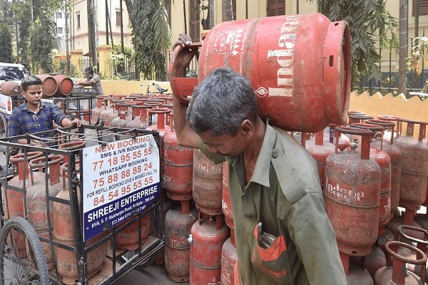 उज्ज्वला योजना के लाभार्थियों को मोदी सरकार का तोहफा, अब 603 रुपये में मिलेगा गैस सिलेंडर