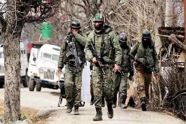 जम्मू-कश्मीर : सुरक्षा बलों ने कुलगाम में हिजबुल मुजाहिद्दीन से जुड़े दो आतंकवादियों को मार गिराया, हथियार बरामद   